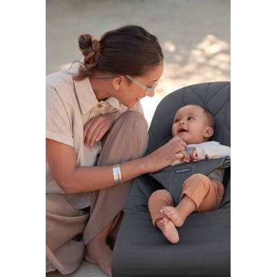 Leżaczek BabyBjörn Bliss Woven Petal Quilt Antracyt – ergonomiczny leżaczek i fotelik 2w1, wygoda i bezpieczeństwo