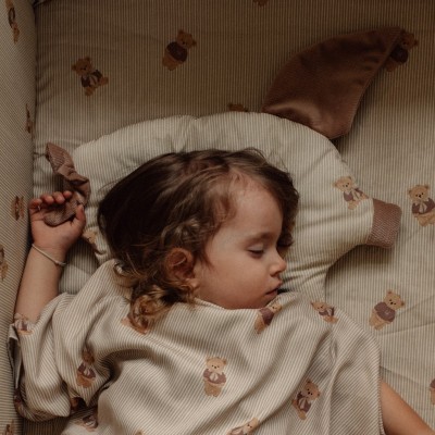 Poduszka Sleepy Pig Velvet BABY BEAR – płaska poduszka dla niemowląt, do wózka, snu i drzemek