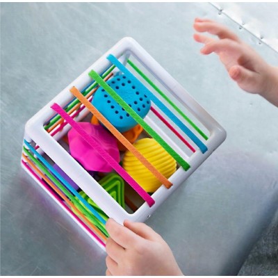 InnyBin Fat Brain Toys – elastyczna kostka sensoryczna z sorterem i klockami
