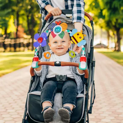 Pałąk z zabawkami do łóżeczka i wózka – kolorowe grzechotki i zwierzątka dla niemowląt | Rozwój zmysłów i zabawa od pierwszych d