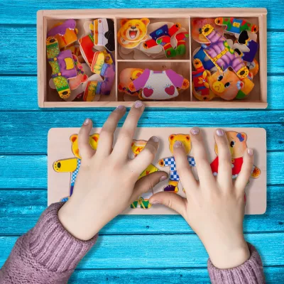 Drewniana układanka Misie 74 el. – edukacyjna zabawka z sorterem emocji i ubrań | Nauka przez zabawę dla dzieci 3+