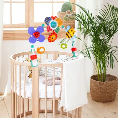Pałąk z zabawkami do łóżeczka i wózka – kolorowe grzechotki i zwierzątka dla niemowląt | Rozwój zmysłów i zabawa od pierwszych d