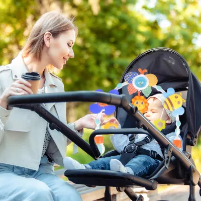 Pałąk z zabawkami do łóżeczka i wózka – kolorowe grzechotki i zwierzątka dla niemowląt | Rozwój zmysłów i zabawa od pierwszych d