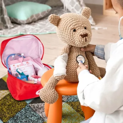 Drewniany zestaw lekarza i dentysty 2w1 dla dzieci z króliczkiem – zabawka edukacyjna w walizce, która uczy empatii