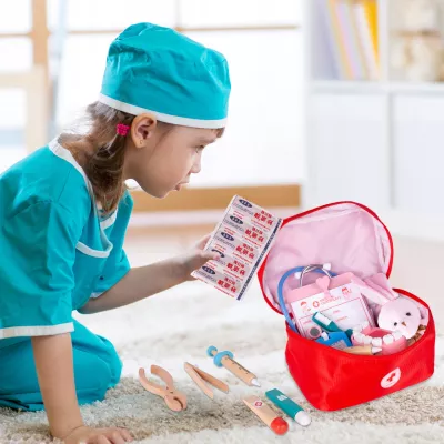 Drewniany zestaw lekarza i dentysty 2w1 dla dzieci z króliczkiem – zabawka edukacyjna w walizce, która uczy empatii